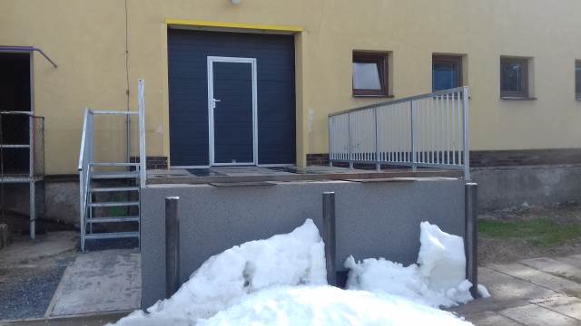nová vrata a nová rampa pro výjezd rolby na zimním stadionu